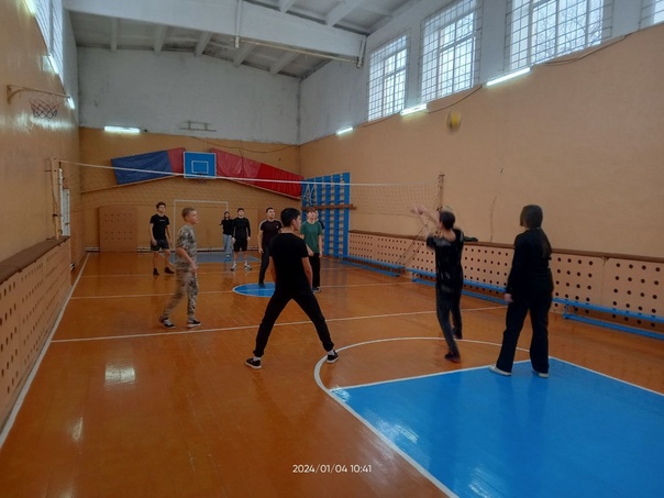 Соревнования по волейболу среди старшеклассников.