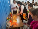 В школе оформлена композиция скорби памяти погибших в Крокус Сити в Подмосковье..