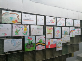 В школе оформлена выставка рисунков, посвящённых Дню Победы.